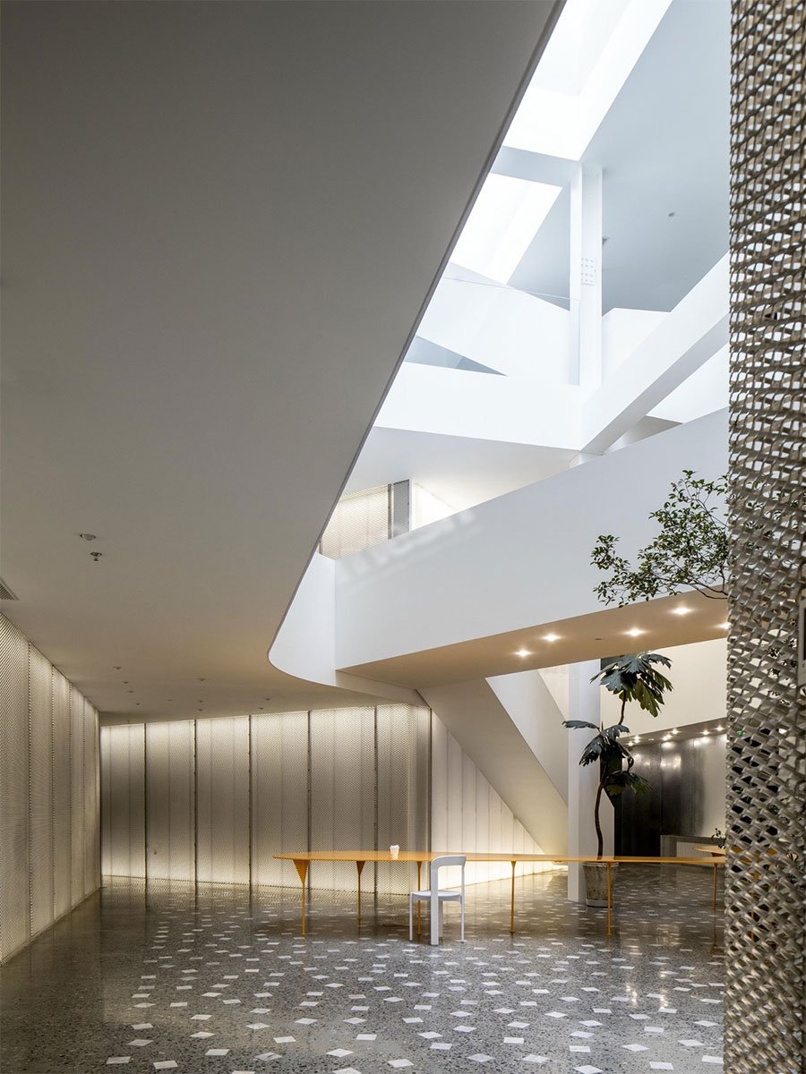 Aluminum Chain Curtain vs Traditional Fabric Curtain: Differences, Applications and Buying Guide Aluminum Chain Curtain vs Traditional Fabric Curtain: Differences, Applications and Buying Guide