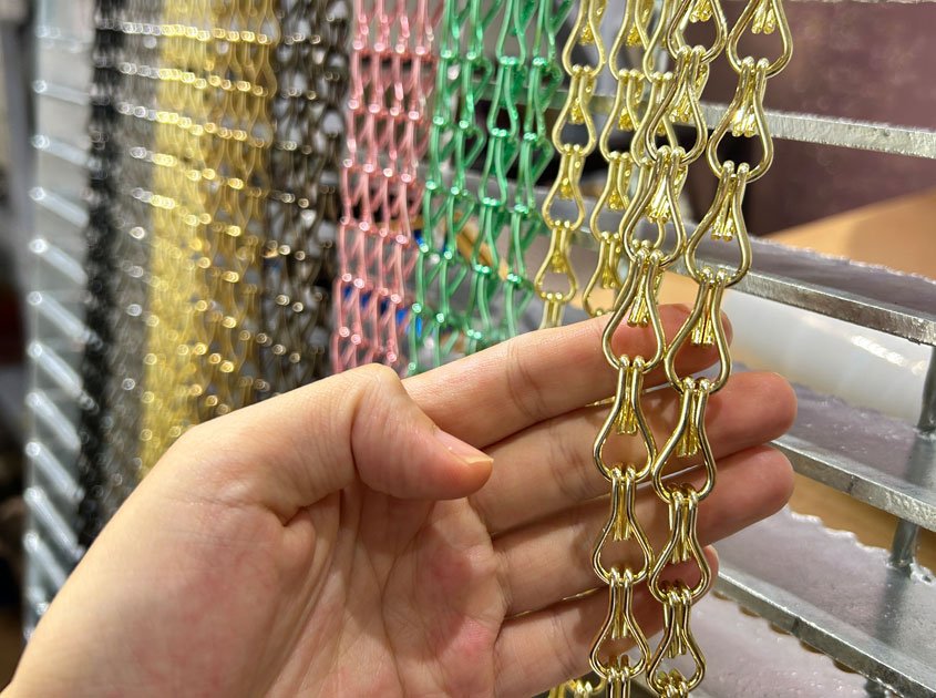 How Aluminum Chain Curtains Create Modern Interior Spaces How Aluminum Chain Curtains Create Modern Interior Spaces